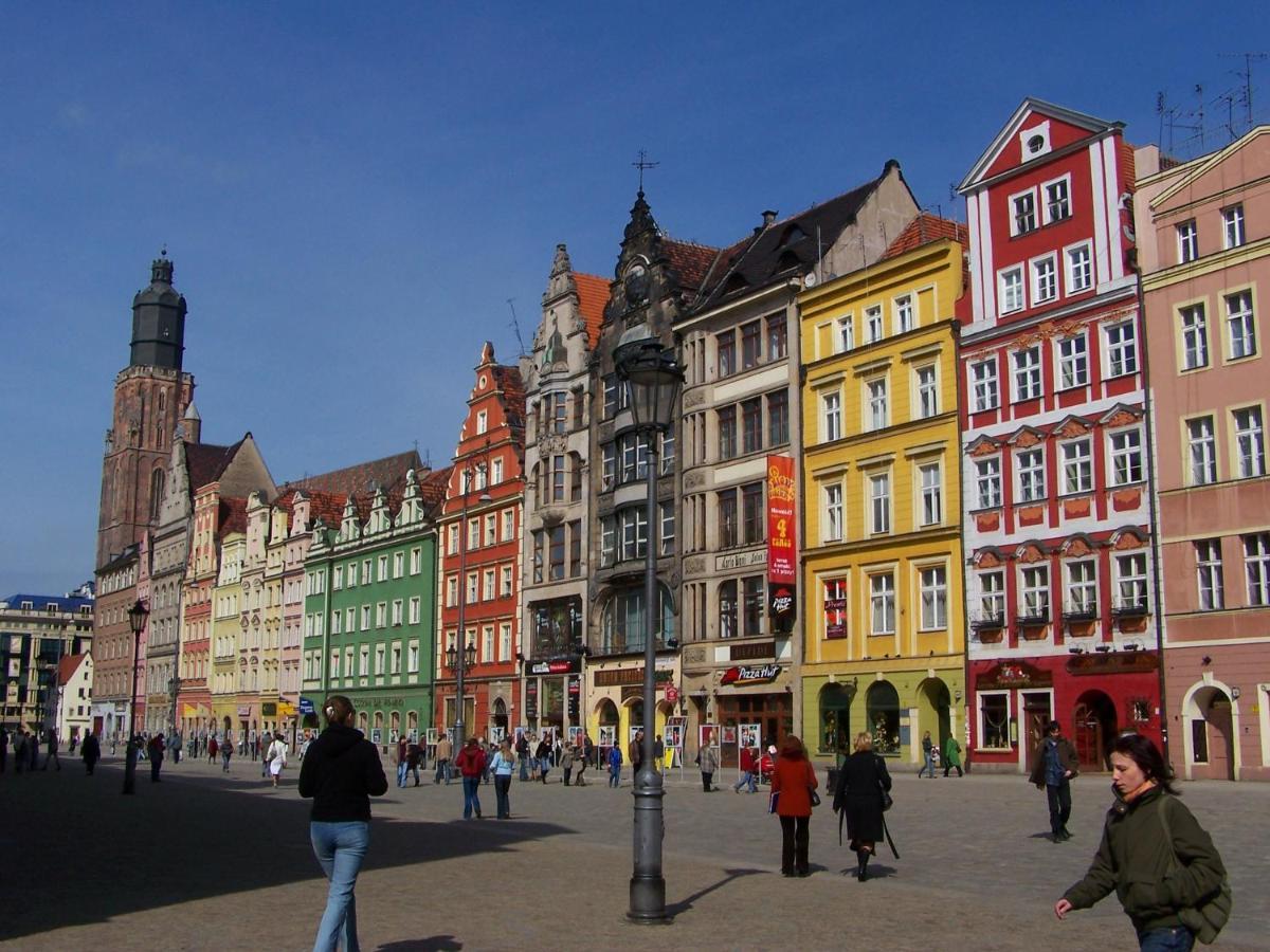 Green Panther Right In The City Of Wrocław Exteriör bild